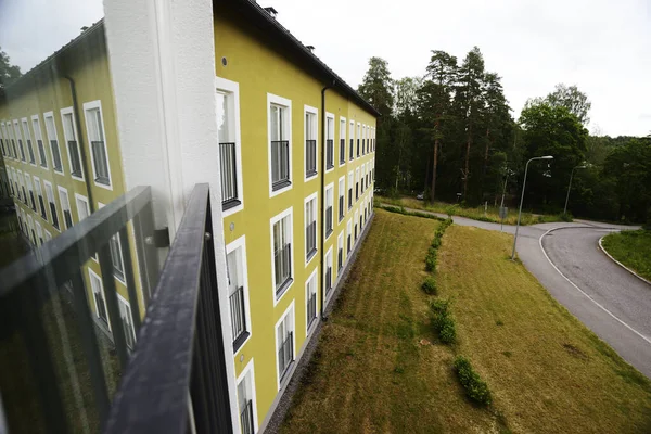 Gevel Van Een Drie Verdiepingen Tellend Huis Met Franse Balkons — Stockfoto