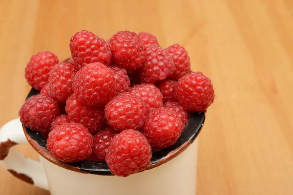 Large Ripe Raspberries Mug Wooden Background — Stock Photo, Image