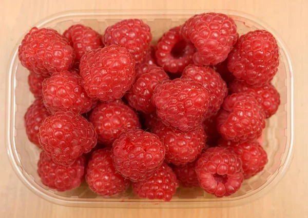 Large Ripe Raspberries Transparent Plastic Container — Stock Photo, Image