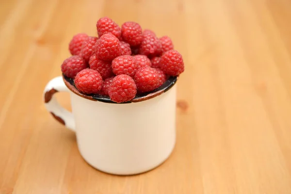 Large Ripe Raspberries Mug Wooden Background — Stock Photo, Image