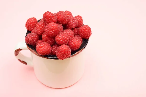 Large Ripe Raspberries Mug Pink Background — Stock Photo, Image