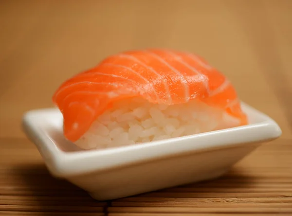 Sushi Mit Lachs Auf Einem Kleinen Weißen Teller — Stockfoto