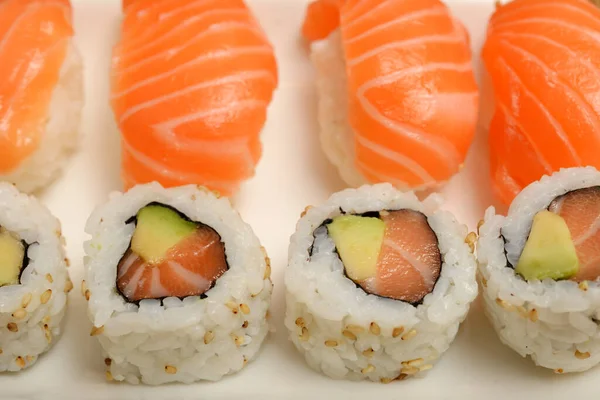 Sushi Mit Lachs Und Brötchen Auf Weißem Teller — Stockfoto