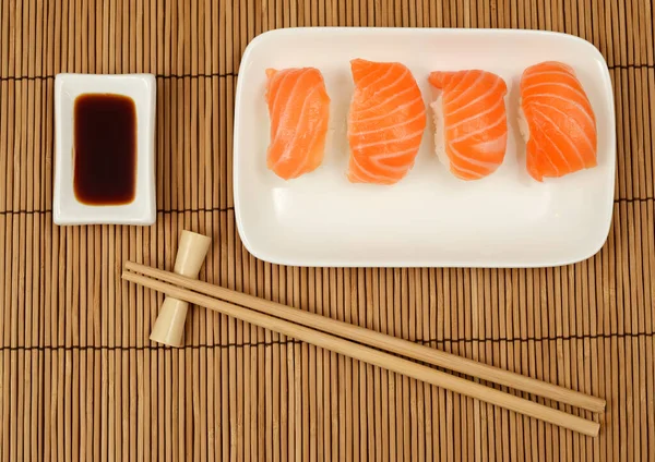 Essstäbchen Sojasauce Und Sushi Mit Lachs Auf Der Bambusmatte — Stockfoto