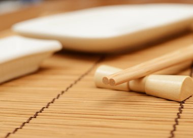 Japon yemek çubukları, bambu hasırı ve suşi yemekleri.