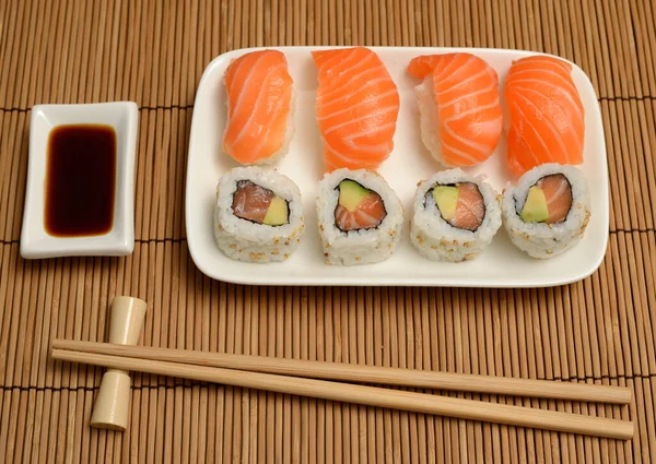 Essstäbchen Sojasauce Und Sushi Auf Der Bambusmatte — Stockfoto