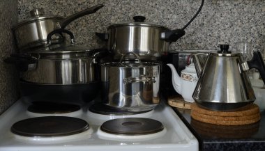 Mutfakta çeşitli yemekler ve soba var.