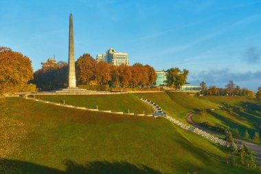Kiev yeşil park üzerinde dramatik bulutlu mavi gökyüzü. Manzara vurdu. Park ebedi zafer, Kiev.