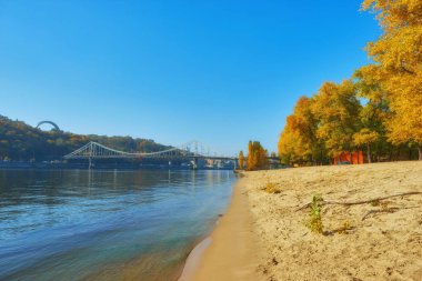 Sonbahar manzara, Kiev, Ukrayna Dinyeper Nehri geçip yaya köprüsü