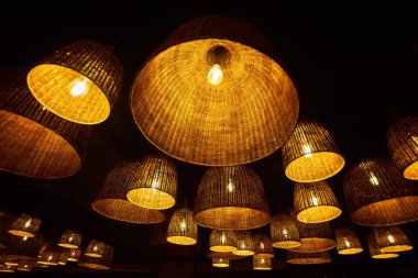 Yerel avize lamba tavan koyu arka plan üzerinde birçok yerel tavan lambaları ile soyut süsleme şeklinde