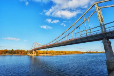 Sonbahar manzara, Kiev, Ukrayna Dinyeper Nehri geçip yaya köprüsü