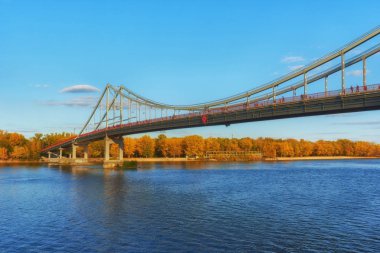 Sonbahar manzara, Kiev, Ukrayna Dinyeper Nehri geçip yaya köprüsü