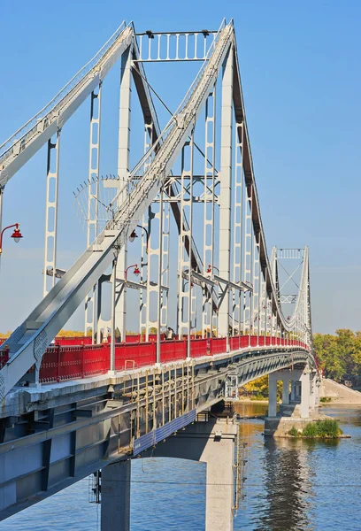 Sonbahar Manzara Kiev Ukrayna Dinyeper Nehri Geçip Yaya Köprüsü — Stok fotoğraf