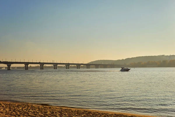 Podzimní Park Panoramatickým Výhledem Město Paton Most Modrá Obloha Mraky — Stock fotografie