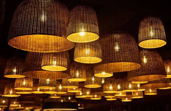 Yerel avize lamba tavan koyu arka plan üzerinde birçok yerel tavan lambaları ile soyut süsleme şeklinde