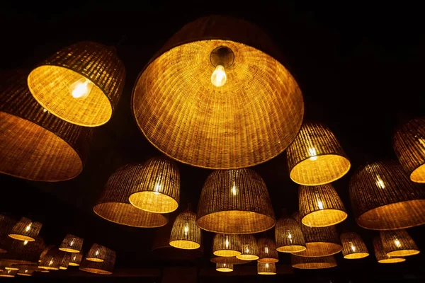 Yerel avize lamba tavan koyu arka plan üzerinde birçok yerel tavan lambaları ile soyut süsleme şeklinde