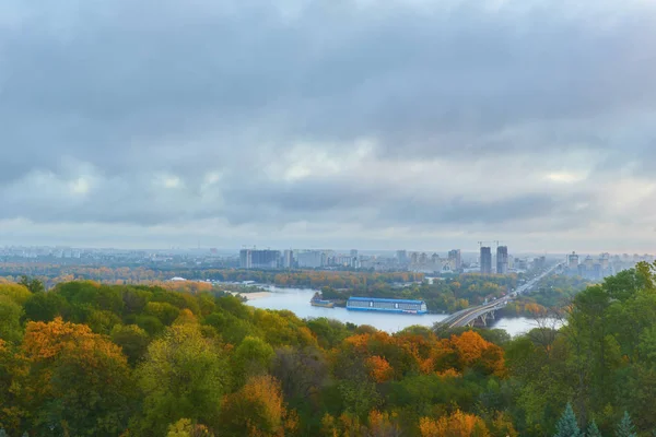 Drammatico Cielo Blu Nuvoloso Sopra Parco Verde Kiev Scatto Paesaggistico — Foto Stock