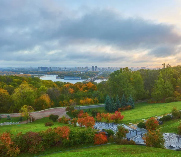 Cielo Azul Nublado Dramático Sobre Parque Verde Kiev Disparo Paisaje — Foto de Stock