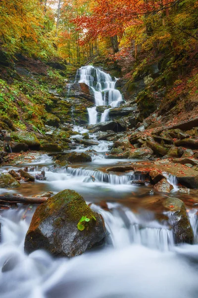 Schöner Wasserfall Wald Saftige Herbstlandschaft — Stockfoto