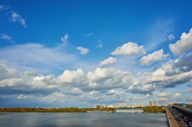 metro treninin Kiev'de Dinyeper üzerinde köprü gider