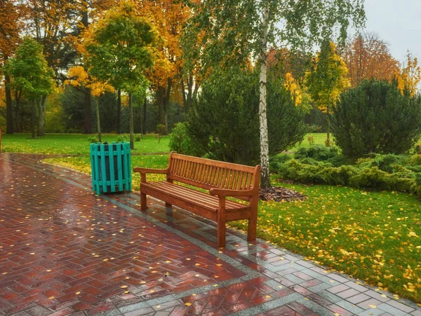 秋の公園のベンチ 雨テクスチャ背景 秋の公園で雨 水の滴 — ストック写真