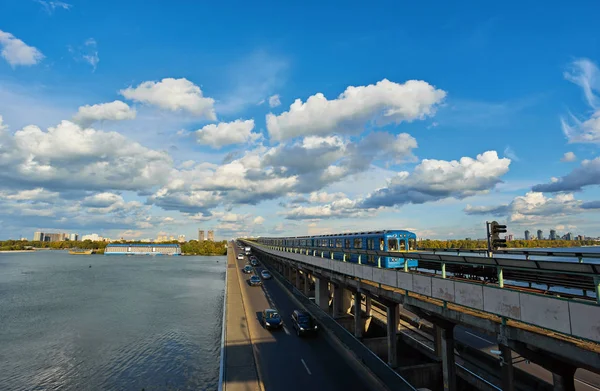 Metro Treninin Kiev Dinyeper Üzerinde Köprü Gider — Stok fotoğraf