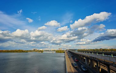 metro treninin Kiev'de Dinyeper üzerinde köprü gider