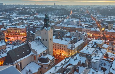 Belediye Binası kış panorama manzara üzerinde şehir merkezinde Lviv, Ukrayna. Eski binalar. Karla kaplı çatıları.