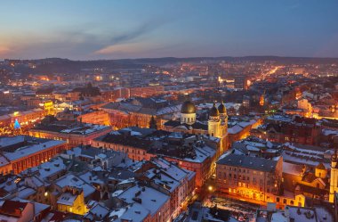 Lviv, Ukrayna şehir kış görünümü. Eski binalar. Kar tarafından örtülü çatılar