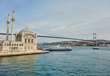 Istanbul, Türkiye'de Ortaköy Camii ve Boğaziçi Köprüsü'nün güzel bir manzara