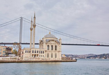 Istanbul, Türkiye'de Ortaköy Camii ve Boğaziçi Köprüsü'nün güzel bir manzara