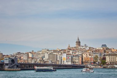 Güneşli bir günde bir ısmarlayarak Istanbul ve boğaz Bay tarafındaki Galata Kulesi vurdu