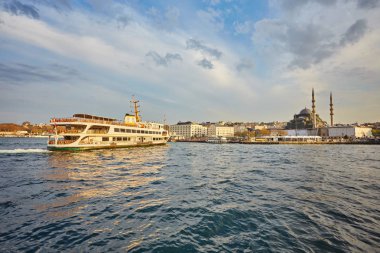 Istanbul, Türkiye'de gün batımını feribot teknelerle Boğaz