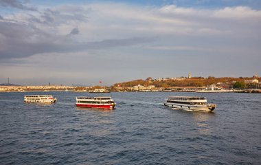 Istanbul, Türkiye'de gün batımını feribot teknelerle Boğaz