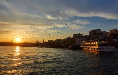 Istanbul, Türkiye'de gün batımını feribot teknelerle Boğaz