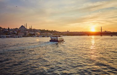 Istanbul, Türkiye'de gün batımını feribot teknelerle Boğaz