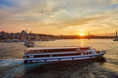 Istanbul, Türkiye'de gün batımını feribot teknelerle Boğaz