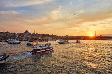 Istanbul, Türkiye'de gün batımını feribot teknelerle Boğaz