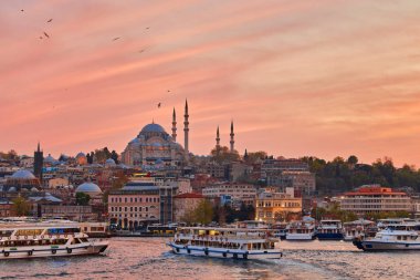 Istanbul, Türkiye'de gün batımını feribot teknelerle Boğaz