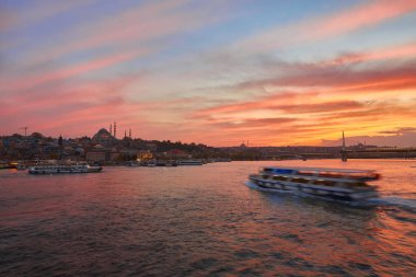 Istanbul, Türkiye'de gün batımını feribot teknelerle Boğaz