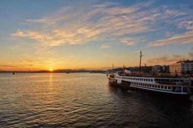 Istanbul, Türkiye'de gün batımını feribot teknelerle Boğaz