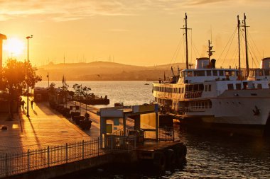 Istanbul, Türkiye'de gün batımını feribot teknelerle Boğaz
