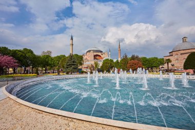 Ayasofya'nın ve bir güzel yaz günü Istanbul, Türkiye'de çeşme