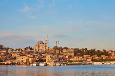 Istanbul cityscape tekneler ve Süleymaniye Camii, Türkiye.