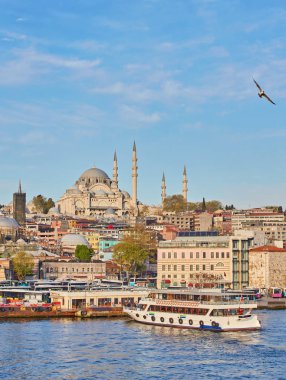 Istanbul cityscape tekneler ve Süleymaniye Camii, Türkiye.