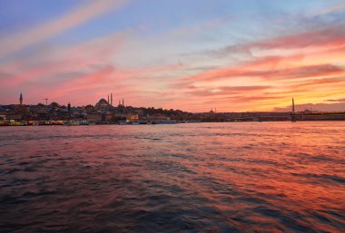 Istanbul Haliç metro Köprüsü sırasında kendi post modern bir görünüm ile alacakaranlık yeni inşa