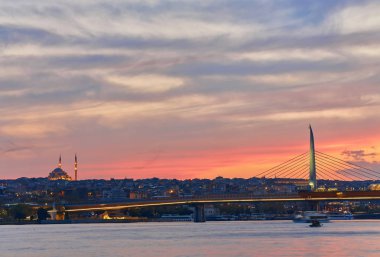 Istanbul Haliç metro Köprüsü sırasında kendi post modern bir görünüm ile alacakaranlık yeni inşa