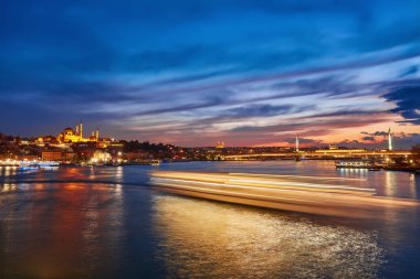 Istanbul Haliç metro Köprüsü sırasında kendi post modern bir görünüm ile alacakaranlık yeni inşa