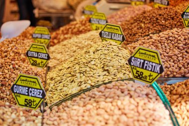Karışık Kuru fındık .muhtelif fındık, tahıl satılan çarşı, Türkiye, Istanbul