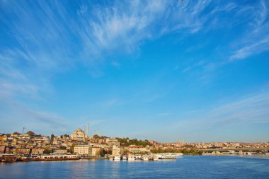 Yeni Cami Cami ibadet yeri Galata Köprüsü'nden gece manzaraya İstanbul Haliç suya yansıyan. Istanbul, Türkiye.